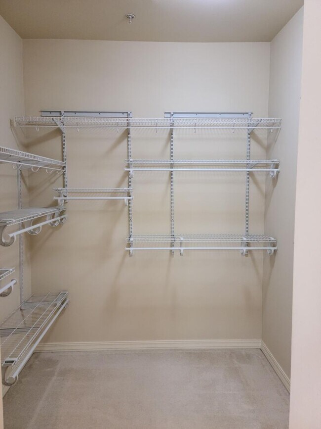 Building Photo - Spacious two bedroom condo!