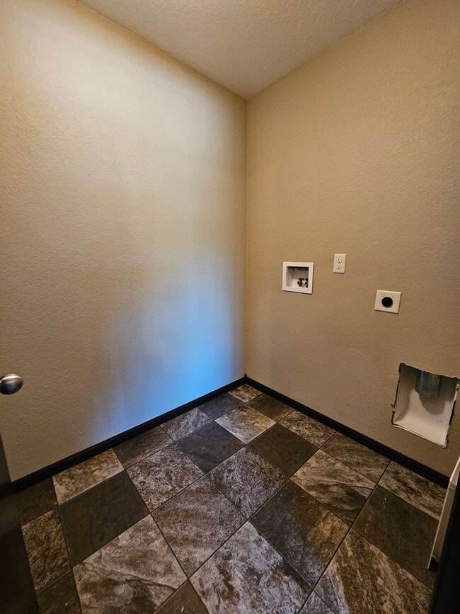 Building Photo - 4 BEDROOM | 3 BATH | TOWNHOME | GARAGE | WEST SIDE