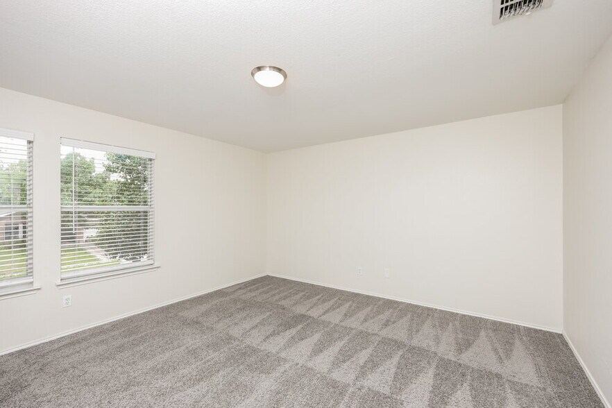 Building Photo - 2216 Overlook Ln