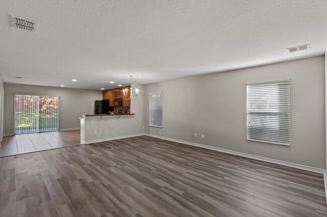 Building Photo - Newly Renovated Martin's Grove Single Stor...