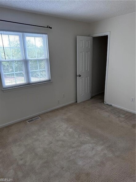 Building Photo - 905 Captains Ct
