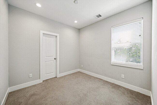 Building Photo - 622 Janisch Rd