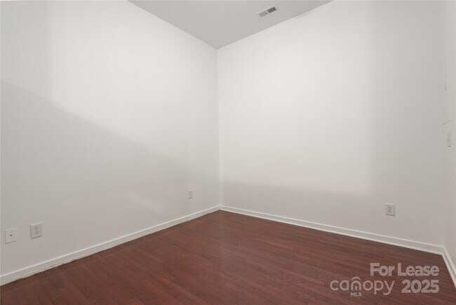 Building Photo - 2125 Southend Dr
