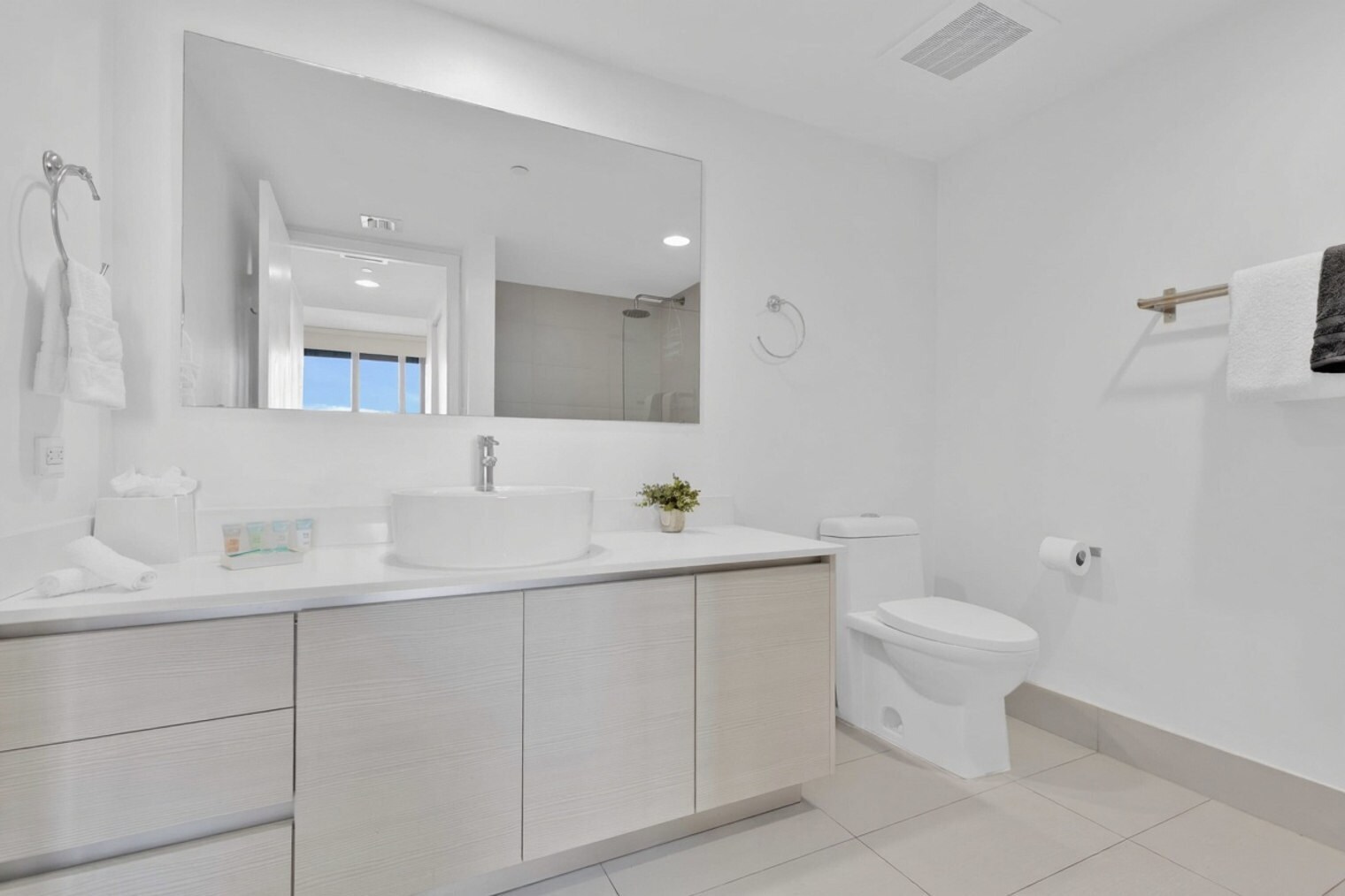 Building Photo - 2602 E Hallandale Beach Blvd