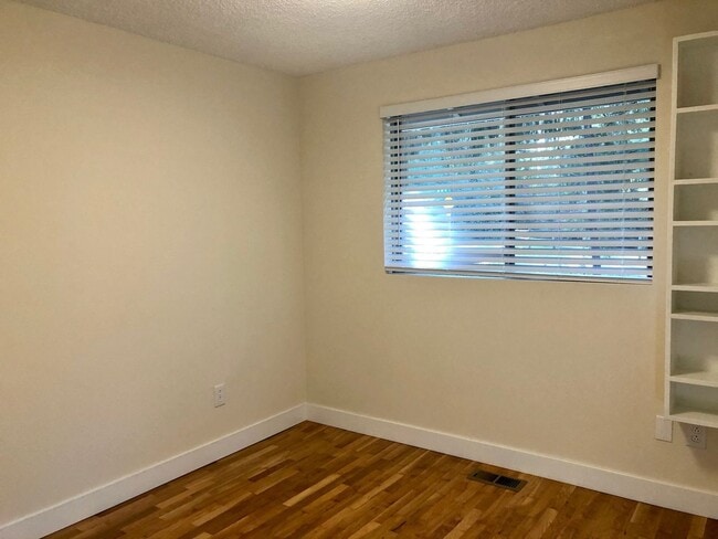 Building Photo - Charming 3 Bedroom in Cottage Lake