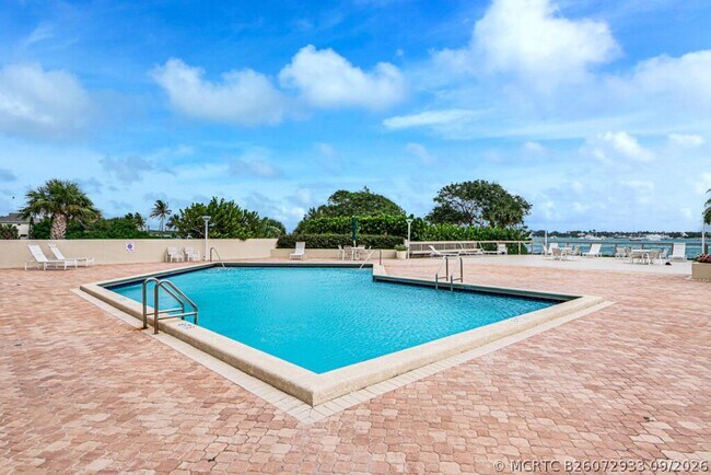 Building Photo - 5600 N Flagler Dr