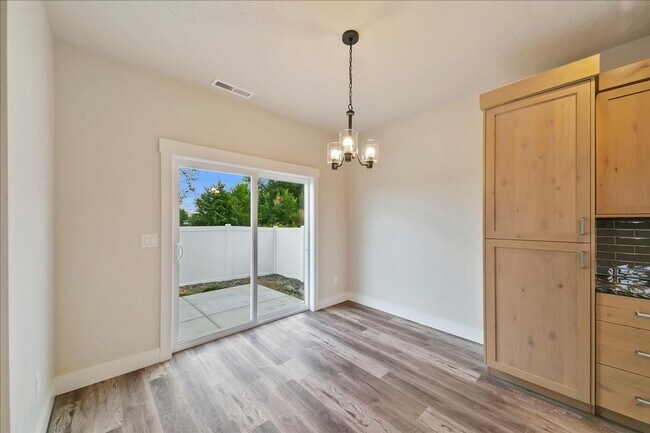 Building Photo - Spacious 3 Bed, 2.5 Bath Rental in Homedal...