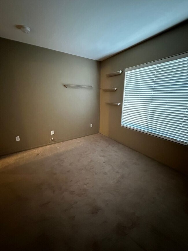 Building Photo - MUST SEE 2 BEDROOM CONDO!