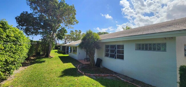 Building Photo - 22310 Cameo Dr E