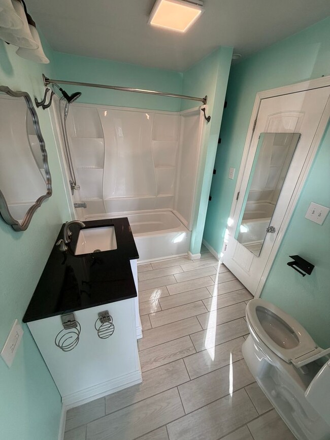 Building Photo - **MOVE IN SPECIAL!** Large 2 Bedroom with Bonus Space!