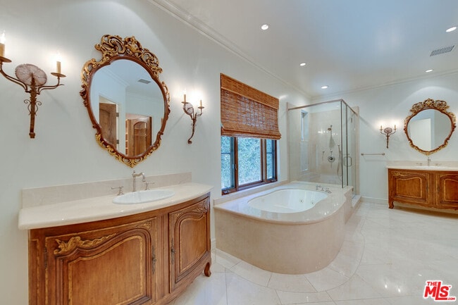 Building Photo - 9530 Hidden Valley Rd