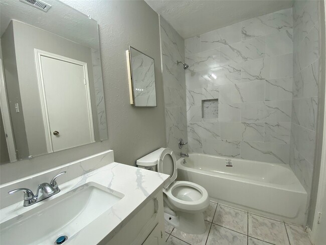 Building Photo - 12730 Labelle Ln