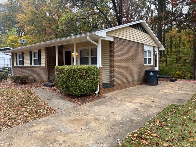 Building Photo - Charming 3-Bedroom Home in Winston-Salem!