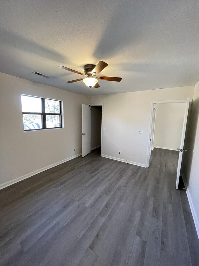 Building Photo - 914 Sparta Dr