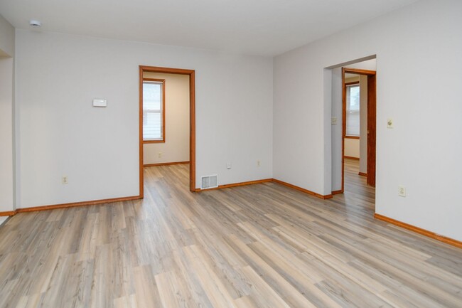 Building Photo - 2 Bed 1 Bath Lower - ALL UTILITIES INCLUDE...