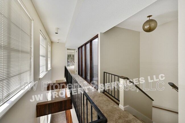 Building Photo - 309 Lilac St