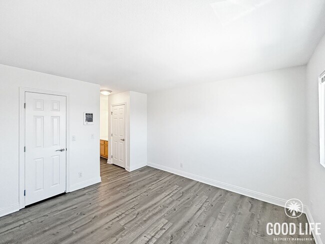 Building Photo - Beautiful 1BD/1BA W/ Reserved Parking and In-Unit Laundry in North Park!
