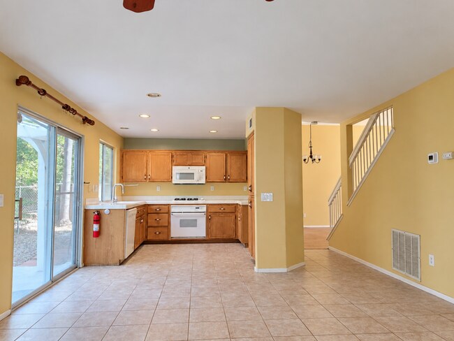 Building Photo - 635 Hillhaven Dr