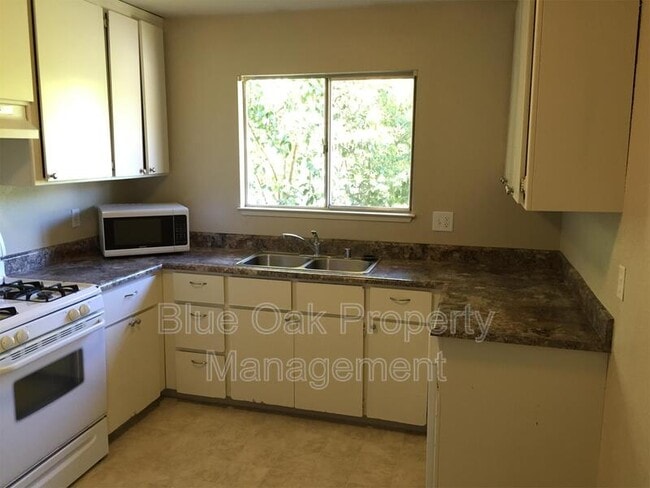 Building Photo - 346 Hickory St