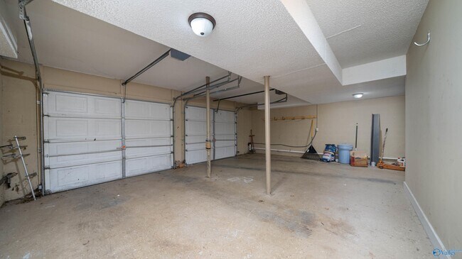 Building Photo - 221 Stone Valley Dr