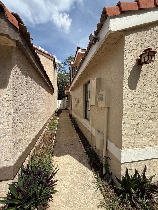 Building Photo - 1030 Knoll Wood Ct