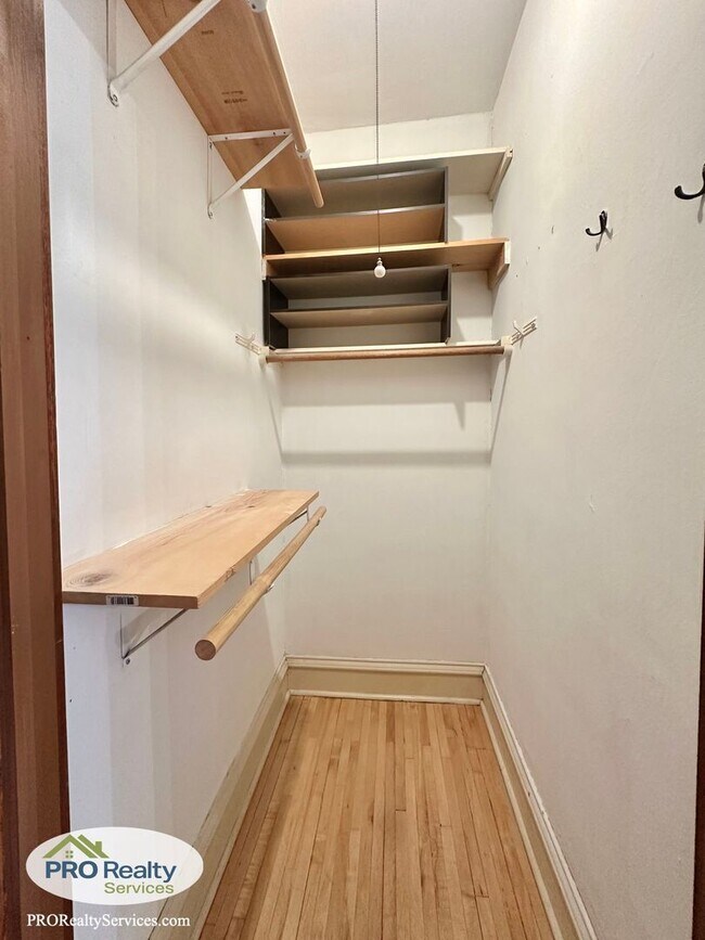 Building Photo - Charming 2 Bedroom Apartment in Northeast ...