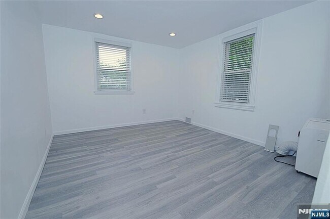 Building Photo - 454 Undercliff Ave