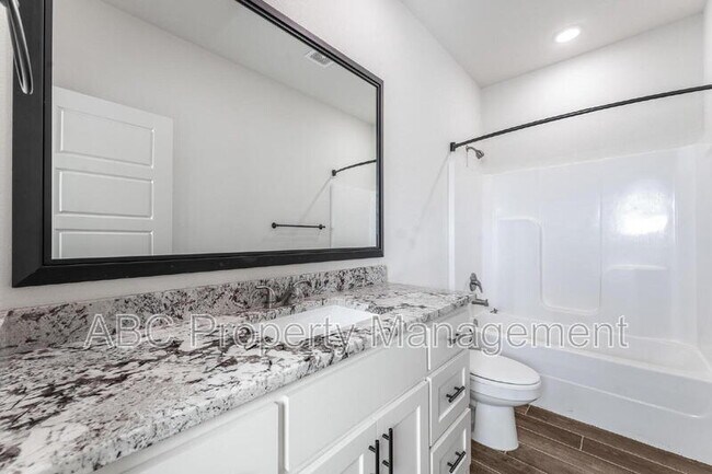 Building Photo - 3307 SW Hillstone Ave