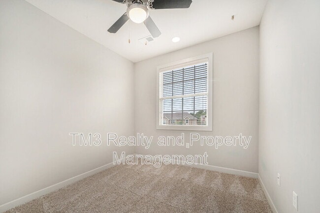 Building Photo - 15872 Valley View Dr