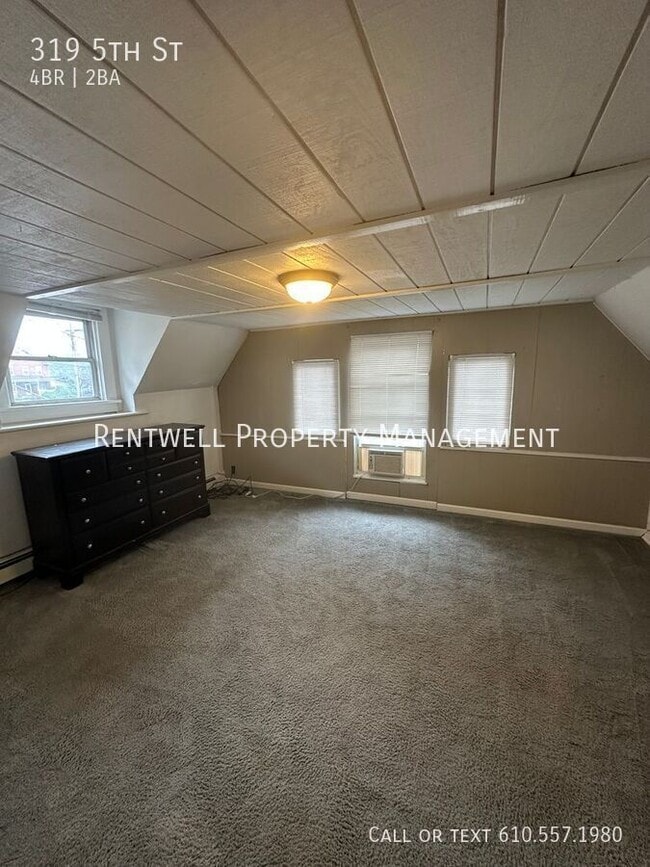 Building Photo - 319 5th St