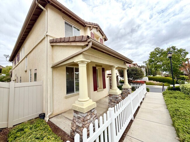 Building Photo - Charming 3 Bedroom Bel Flora Home with Private Patio & Amenities