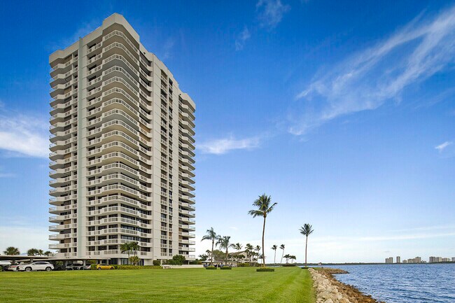 Primary Photo - 115 Lakeshore 2149 Dr
