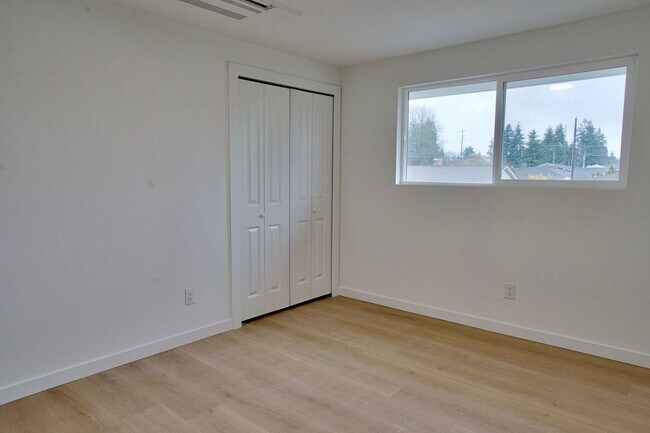 Building Photo - 4 bedroom Home on Highland St in Tacoma - APPLICATION PENDING