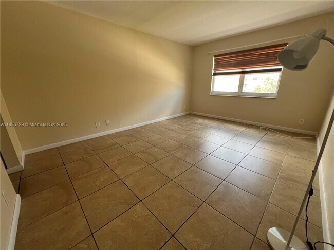 Building Photo - 401 Golden Isles Dr