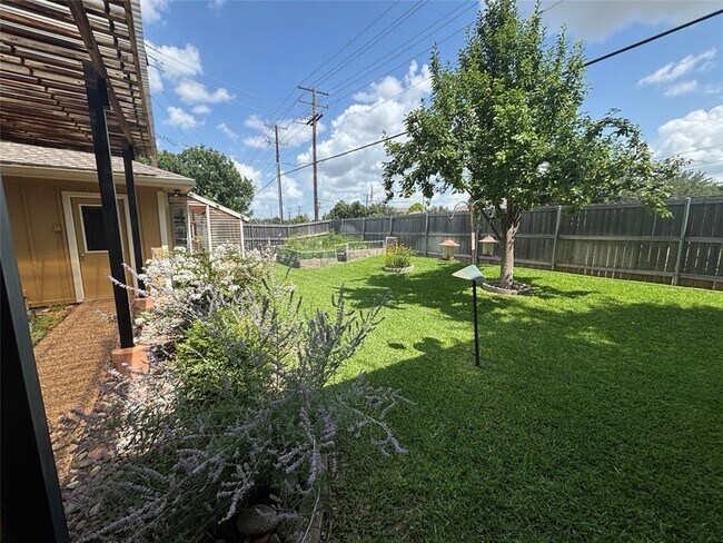 Building Photo - 3300 Wells Dr