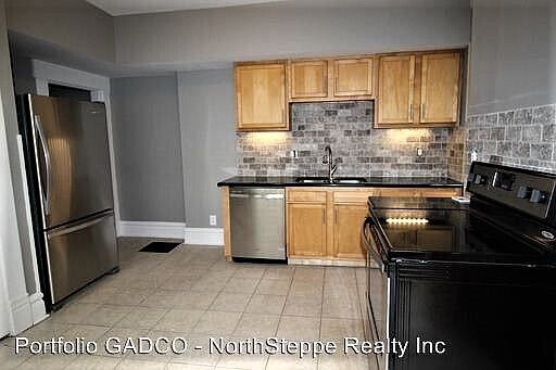 Kitchen - 141 E 4th Ave