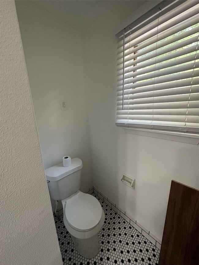 Building Photo - 1906 Binz St