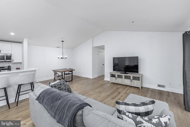 Building Photo - 56 Crestmont Dr