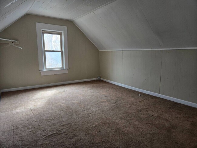 Building Photo - Charming 4-Bedroom Property in Prime Location