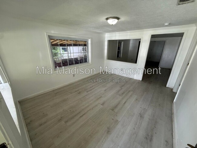 Building Photo - 914 Bowden St