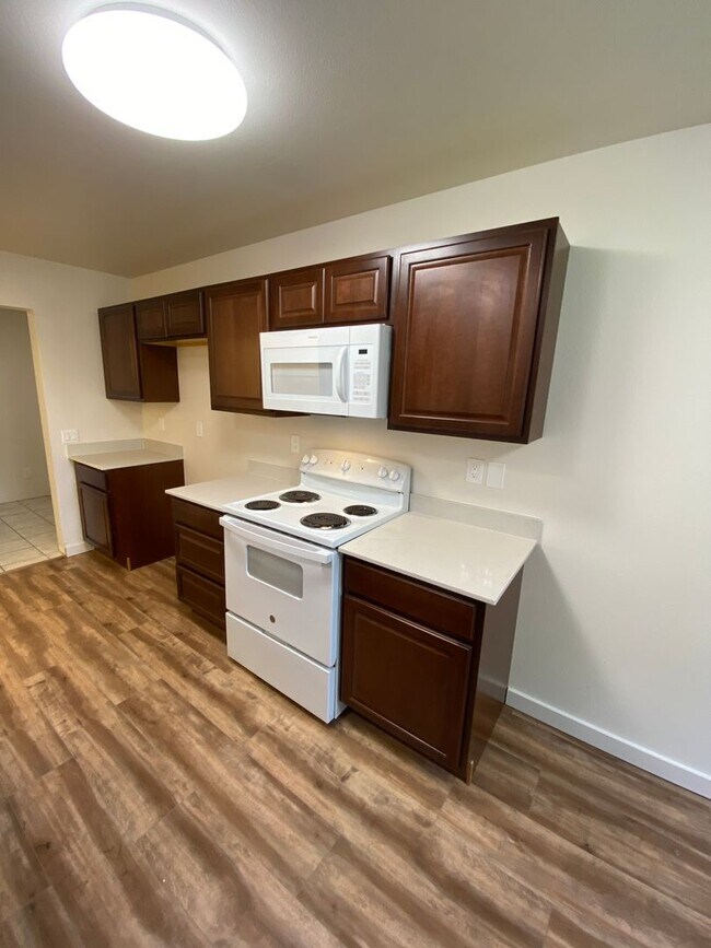 Building Photo - Newly Remodeled! Close to CWU 4 Rooms !!