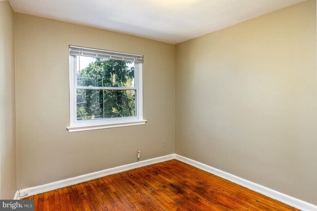 Building Photo - 2319 Chester St SE