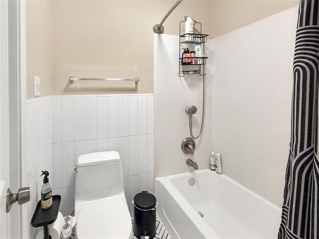 Building Photo - 803 Meadow Bluff Ct