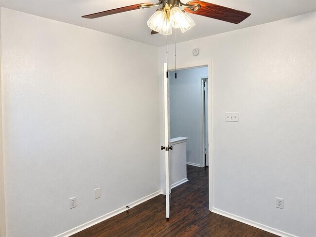 Building Photo - 1015 E Yager Ln