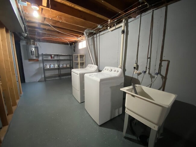 Building Photo - Huge Urbandale Home with Fenced In Back Yard!