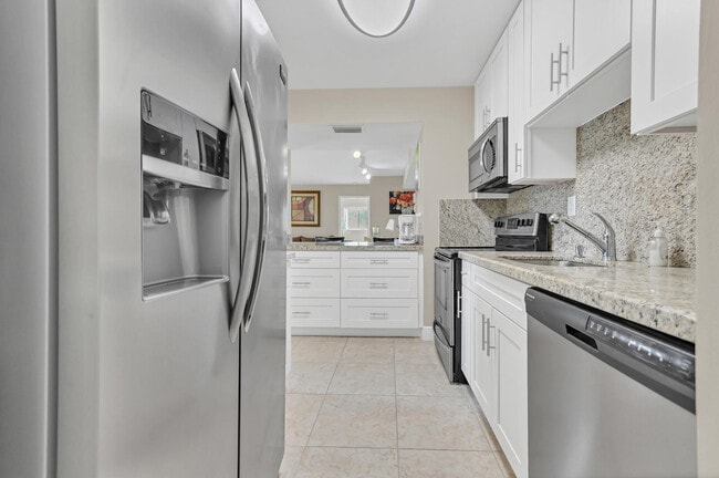 Building Photo - 15465 Lakes of Delray Blvd