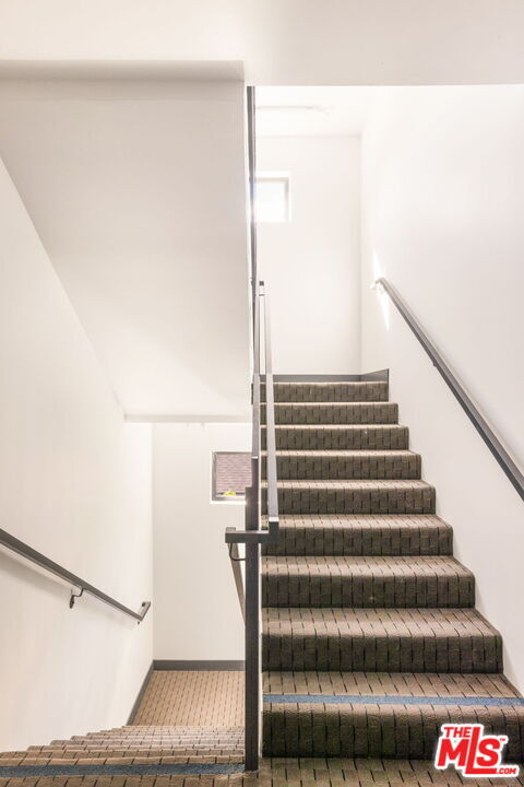 Building Photo - 2361 Fox Hills Dr