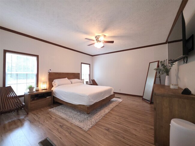 Building Photo - 21683 White Oak Dr