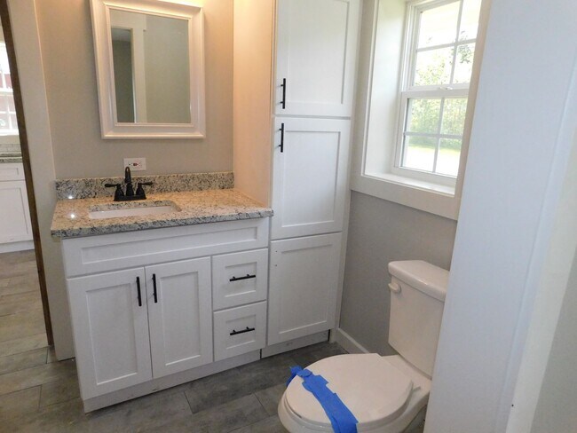 Building Photo - Newly Renovated 2 bed 1 bath cottage