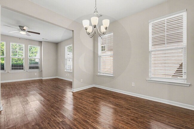 Building Photo - Must See 3BR/2.5BA Home in East Point!